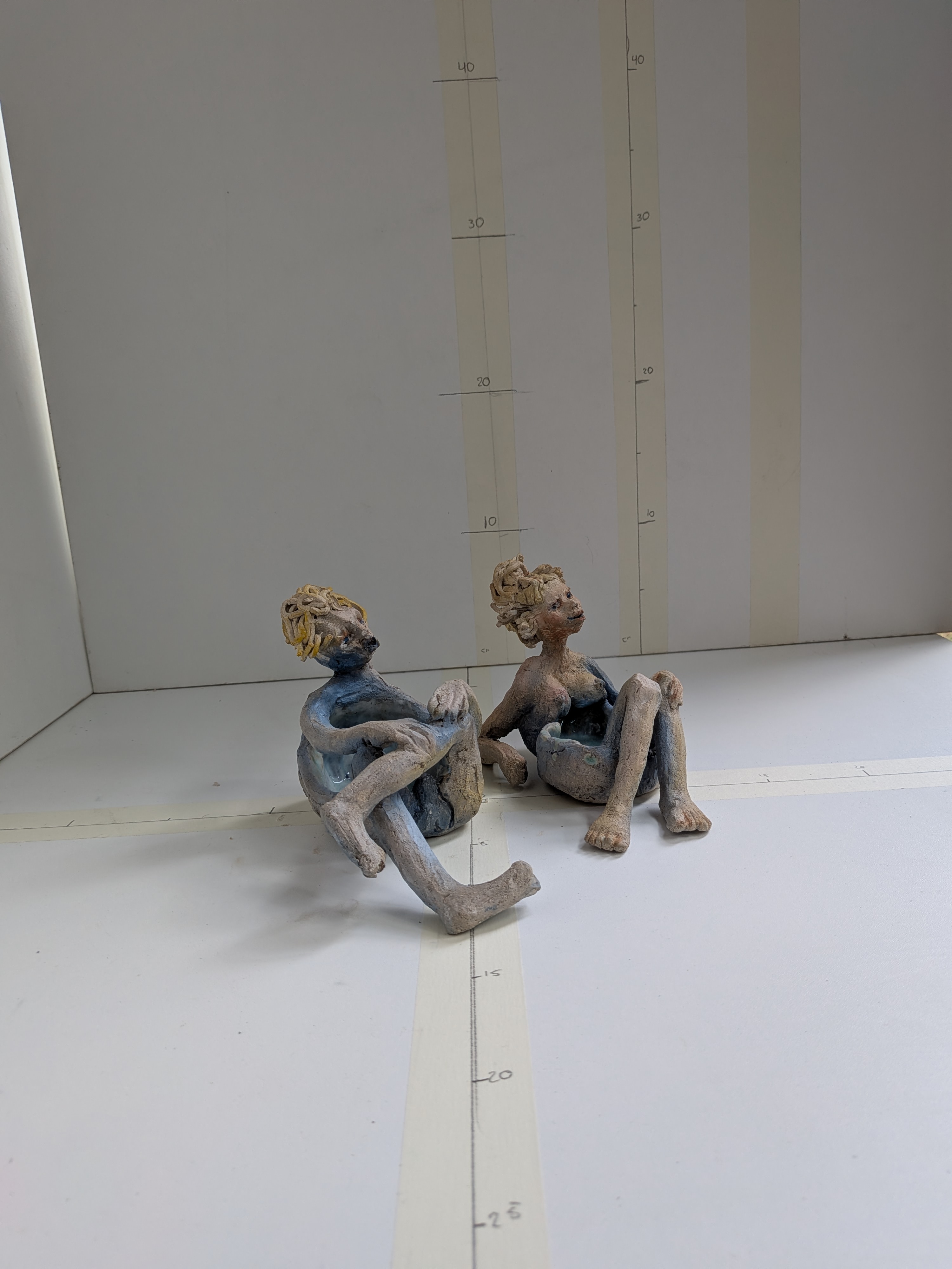 Figuras Sentadas en Contemplación