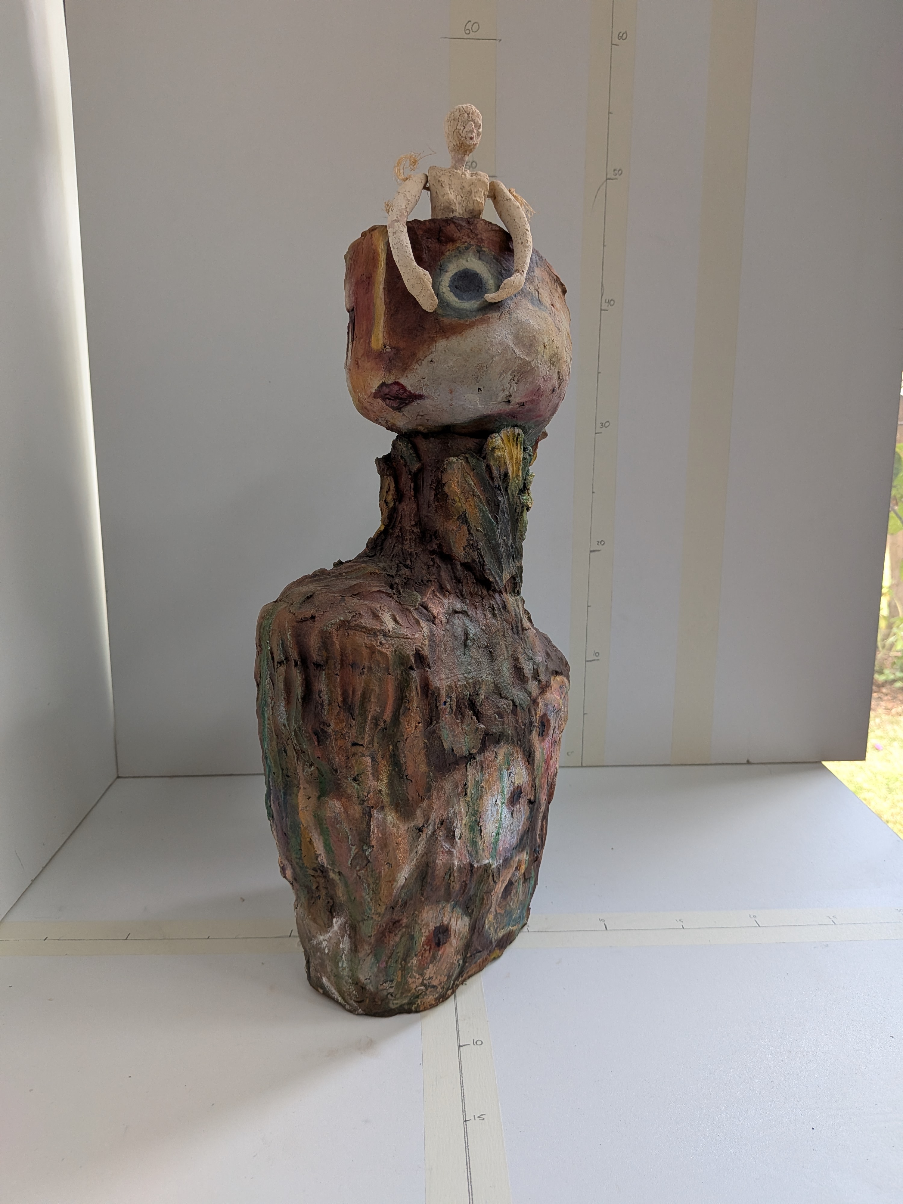 Figura enigmática con ojo central