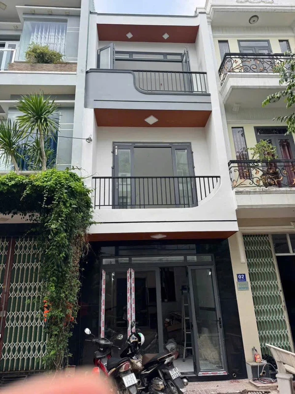 Bán nhà mặt tiền 49m2 3 tầng 3PN Ghềnh Ráng Quy Nhơn 4.1 tỷ