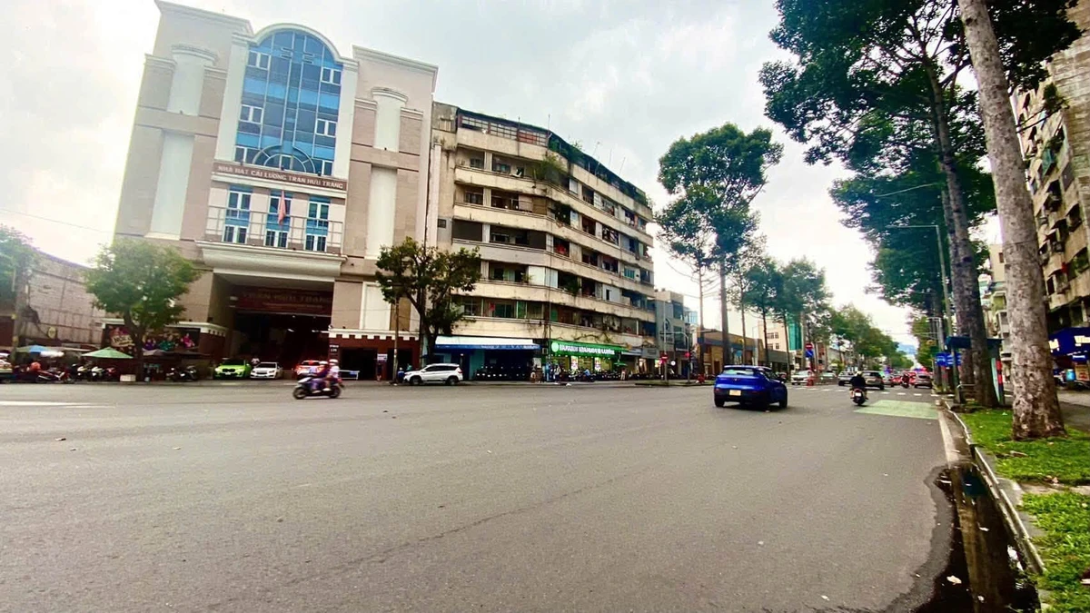 Bán căn hộ chung cư 20m2 có gác lửng, thang máy, mặt tiền Trần Hưng Đạo Quận 1, giá 2,33 tỷ - Ảnh 1