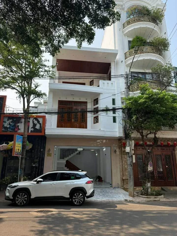 Bán nhà 3 tầng mặt tiền 96m² trung tâm Buôn Ma Thuột 15,5 tỷ - Ảnh 1
