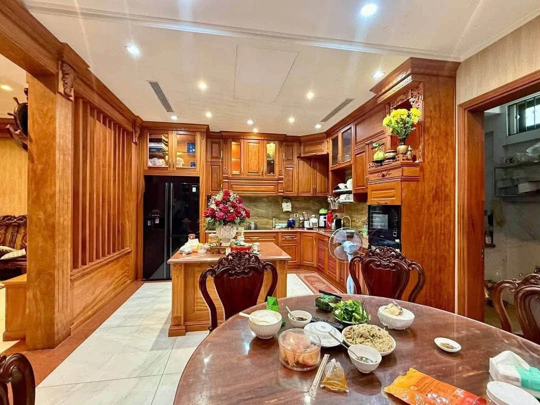 Bán nhà mặt tiền đường 32m 150m2 ngang 7.5m hầm 4 tầng 5PN gần sân bay Tân Sơn Nhất - Ảnh thu nhỏ 5