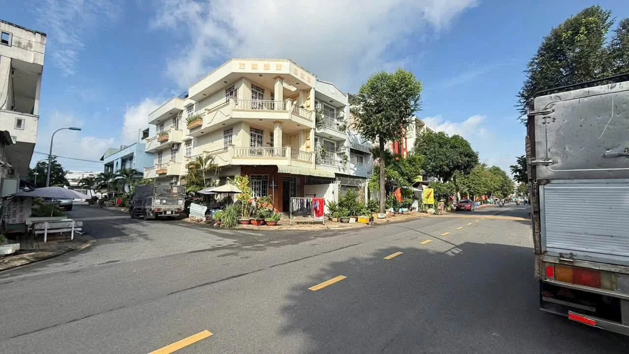 Bán đất mặt tiền đường D2 130m2 thổ cư tặng nhà 1 trệt 2 lầu, Hiệp Phú, Thủ Đức - Ảnh 1