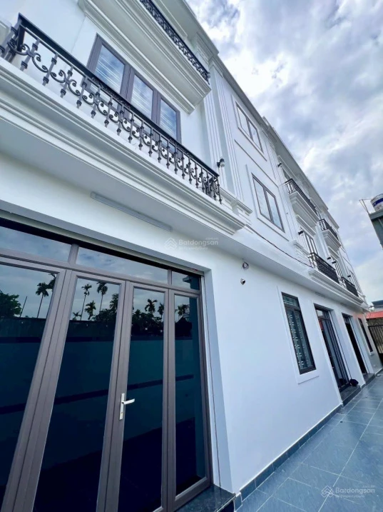 Nhà xây mới 3 tầng đã hoàn thiện vào ở ngay