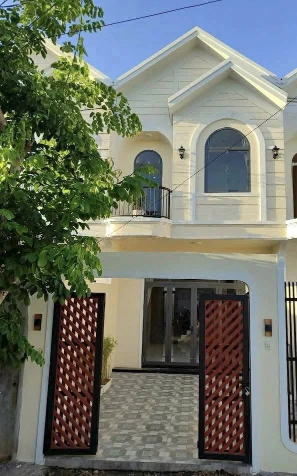 Bán nhà 1 trệt 1 lầu 5x20m, 3 phòng ngủ, KĐT Hoàng Phát, Bạc Liêu, giá 1,99 tỷ - Ảnh 1
