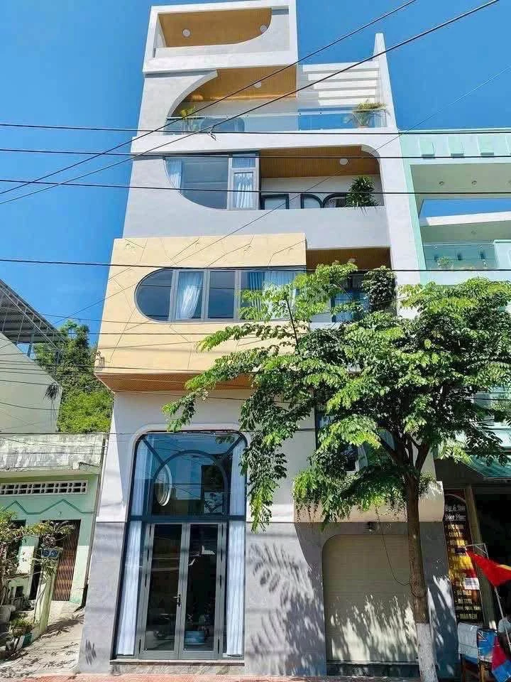 Bán nhà 4 PN, 220m² mặt tiền Hoàng Văn Thụ, Quy Nhơn, 7,3 tỷ - Ảnh 1