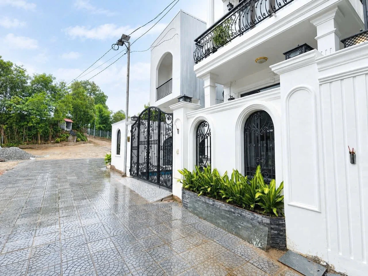 Nhà 3 tầng tân cổ điển 200m2, 4 PN, full nội thất 4,1 tỷ - Ảnh thu nhỏ 2