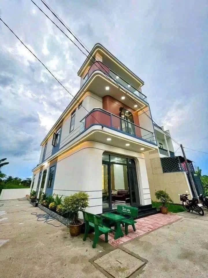 Bán nhà góc 2 mặt tiền 5,5x21m, 3PN 3WC, full nội thất tại xã Rạch Kiến, Tây Ninh - Ảnh 1