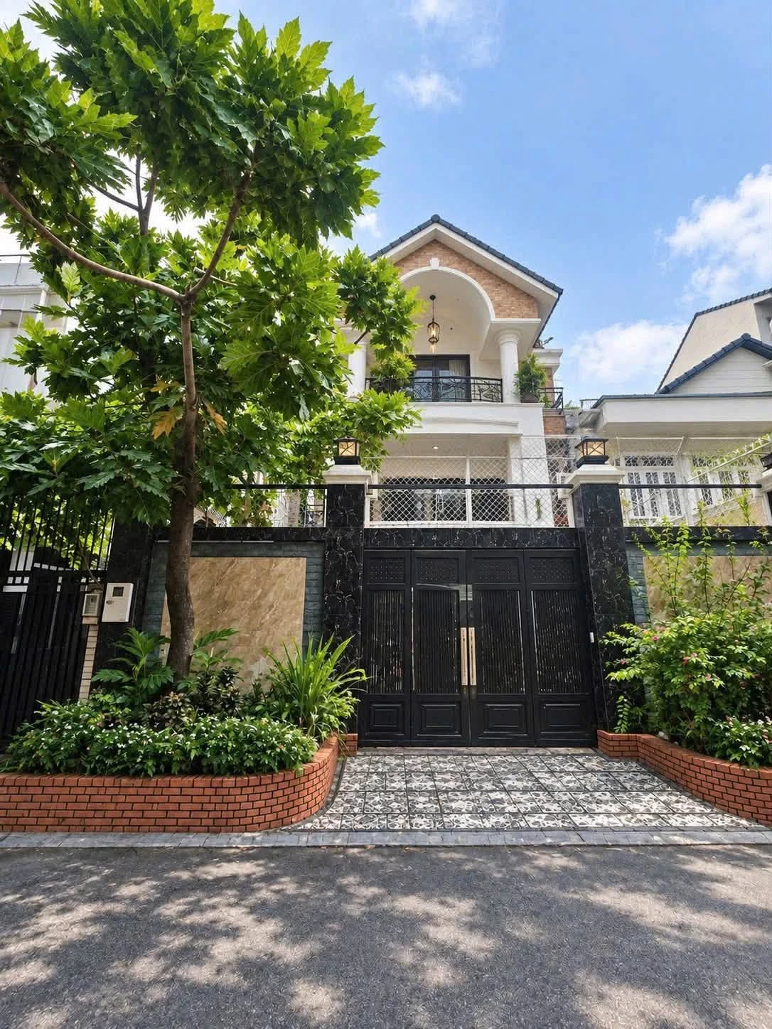 Bán biệt thự 233m² 3 tầng đường Nguyễn Văn Hưởng, Thảo Điền giá 60 tỷ - Ảnh 1