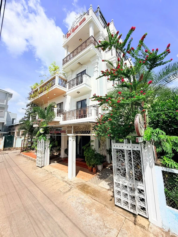Bán khách sạn 4 tầng + quán cà phê 3 tầng 910m² Trà Vinh 13 tỷ