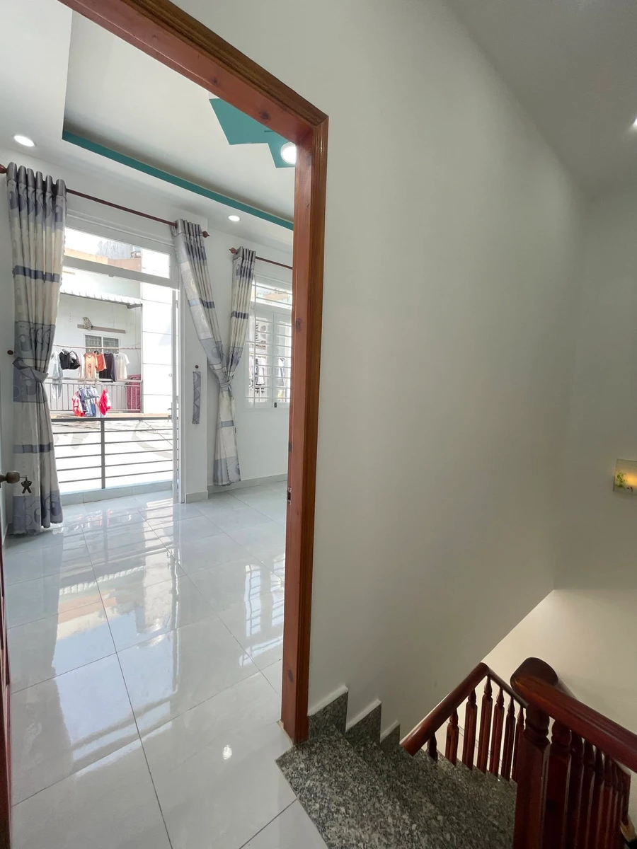 Bán nhà 4x11m 2PN 2WC sẵn nội thất đường ĐT824 giáp Hóc Môn, giá 625 triệu - Ảnh thu nhỏ 2