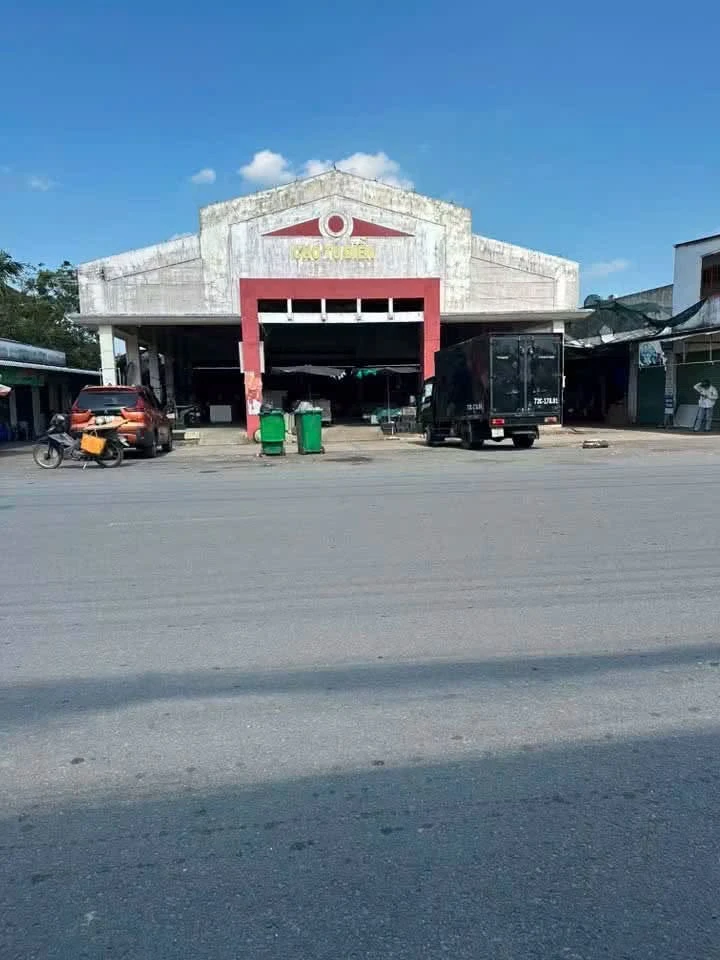 Bán nhà mặt tiền đường Nguyễn Văn Cánh 303m2, 3PN, phường Phú Khương, Bến Tre - Ảnh thu nhỏ 2
