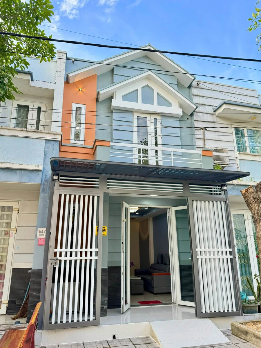 Bán nhà 4x13,25m giáp Hóc Môn, tặng full nội thất, giá 1,75 tỷ - Ảnh 1