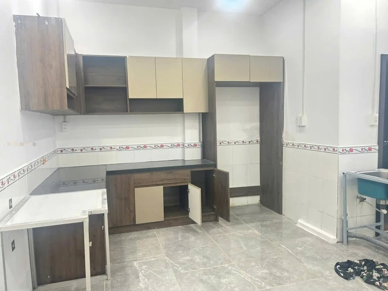 Cho thuê nhà 1 trệt 1 lầu 96m2, 2PN, sân đậu ô tô, hẻm Nguyễn Thiện Thuật, Rạch Giá