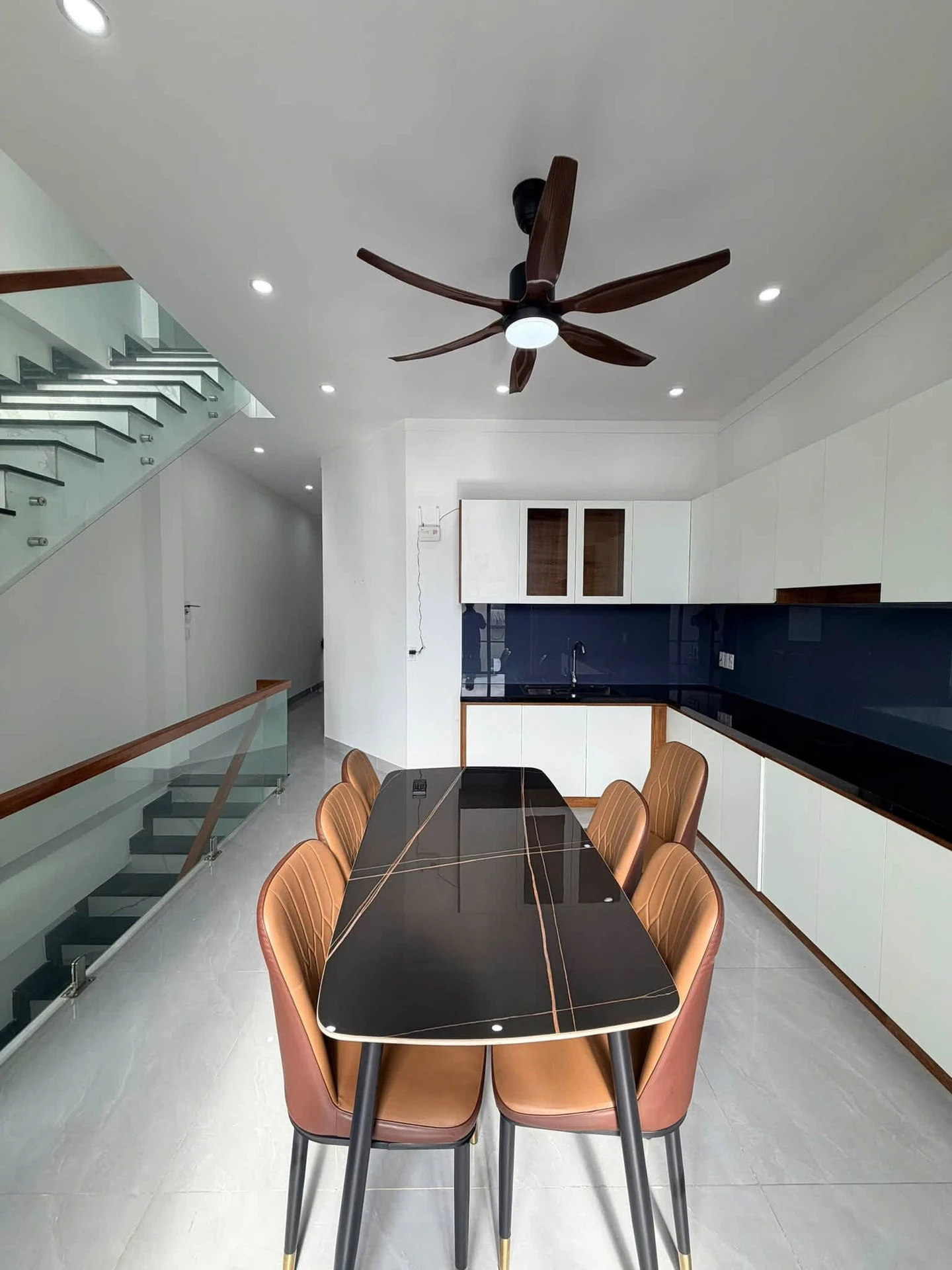 Nhà bán 3PN 170m² mặt tiền Nam Quốc Cang Quận 1 - Ảnh 1