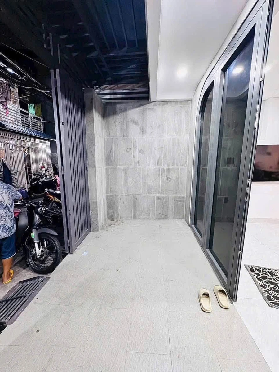 Bán nhà góc hẻm 5m Quận 4, 43m2, 2 tầng 2PN, full nội thất, giá 5,65 tỷ - Ảnh 1