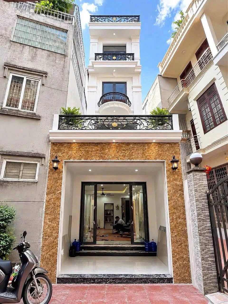 Bán nhà mới 4 tầng 60m² thang máy, sân cổng Hồ Sen - Ảnh 1
