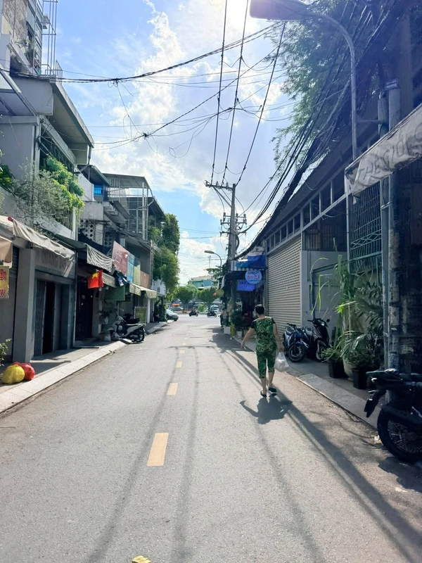 Bán nhà lầu gác ggang 62m2 Tân Hiệp có sân xe hơi trbot