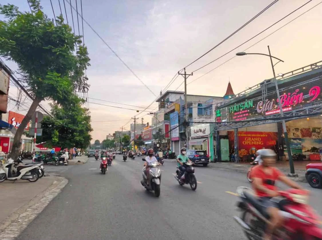 Bán nhà 4 tầng 91m² mặt tiền Dĩ An, giá 8.5 tỷ - Ảnh 1