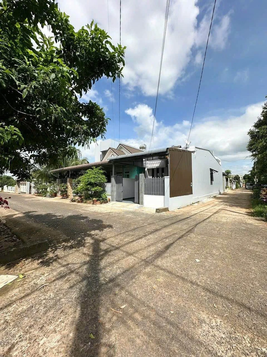 Bán nhà 2 mặt tiền 60m² gần sân bóng Buôn Ma Thuột - Ảnh 1
