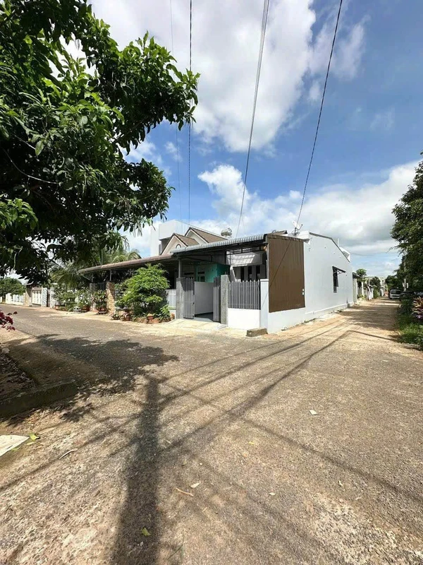 Bán nhà 2 mặt tiền 60m² gần sân bóng Buôn Ma Thuột