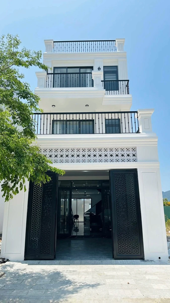 Bán nhà 3 tầng tân cổ điển Nha Trang, 100m², 8,9 tỷ - Ảnh 1
