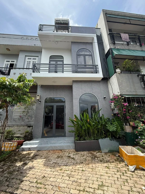 Bán nhà mặt tiền Nguyễn Tri Phương 90m² 2 tầng 3,99 tỷ