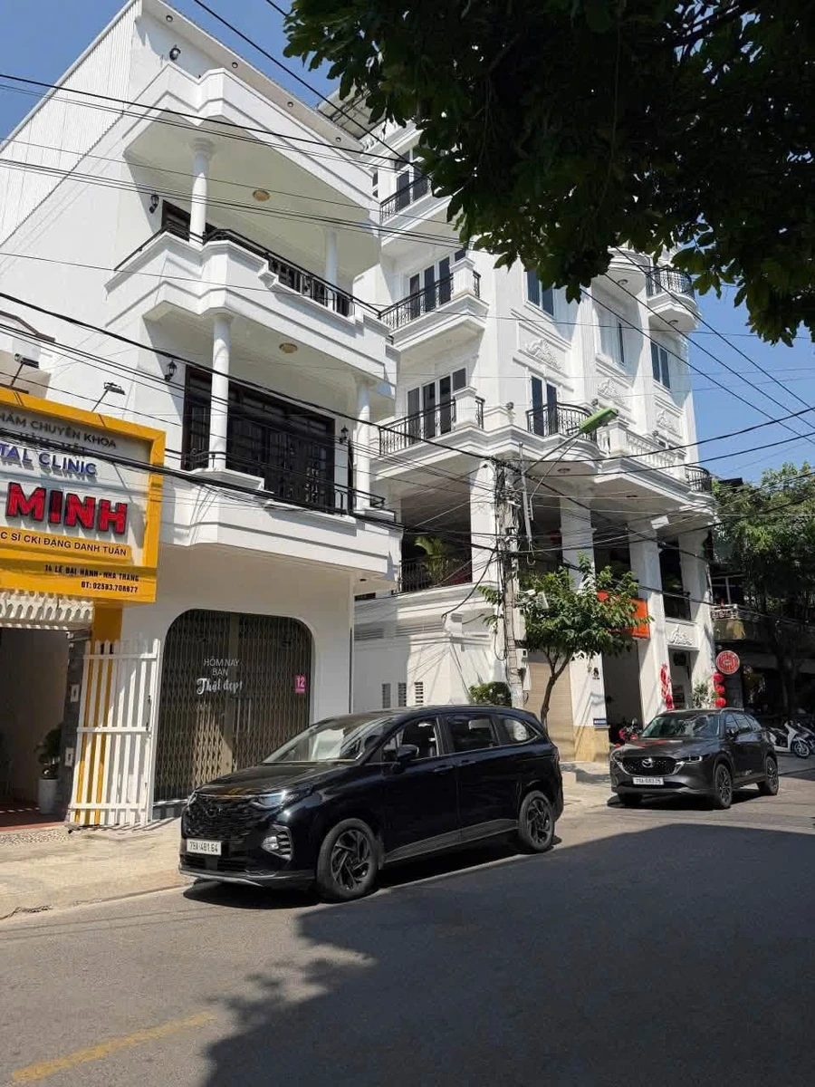 Bán nhà góc 2 mặt tiền 209m² 4 tầng Lê Đại Hành Nha Trang - Ảnh 1