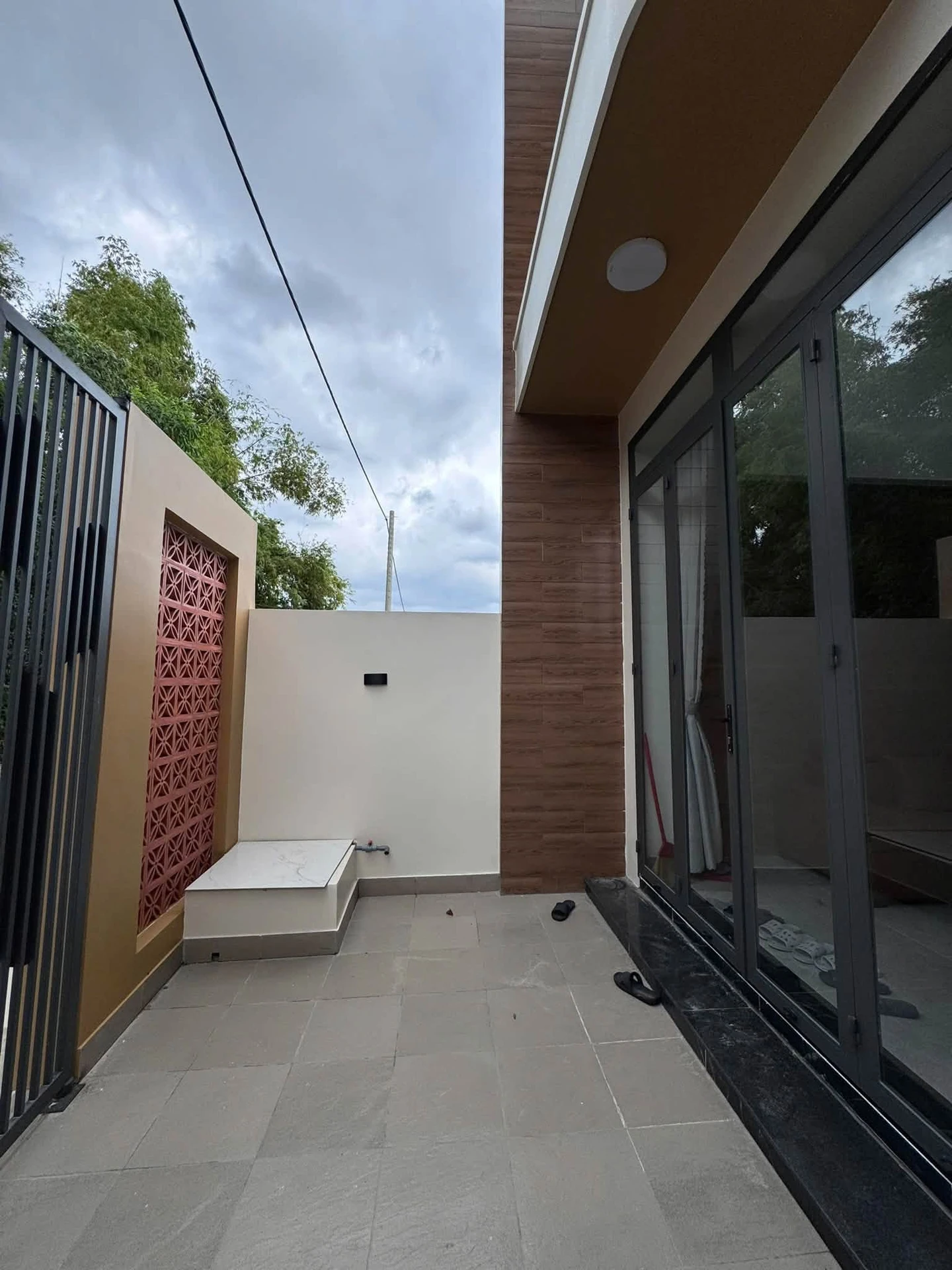Bán nhà lầu xây mới full nội thất, hẻm Phạm Hùng, trung tâm Tây Ninh, 5x12m, 2PN - Ảnh 1