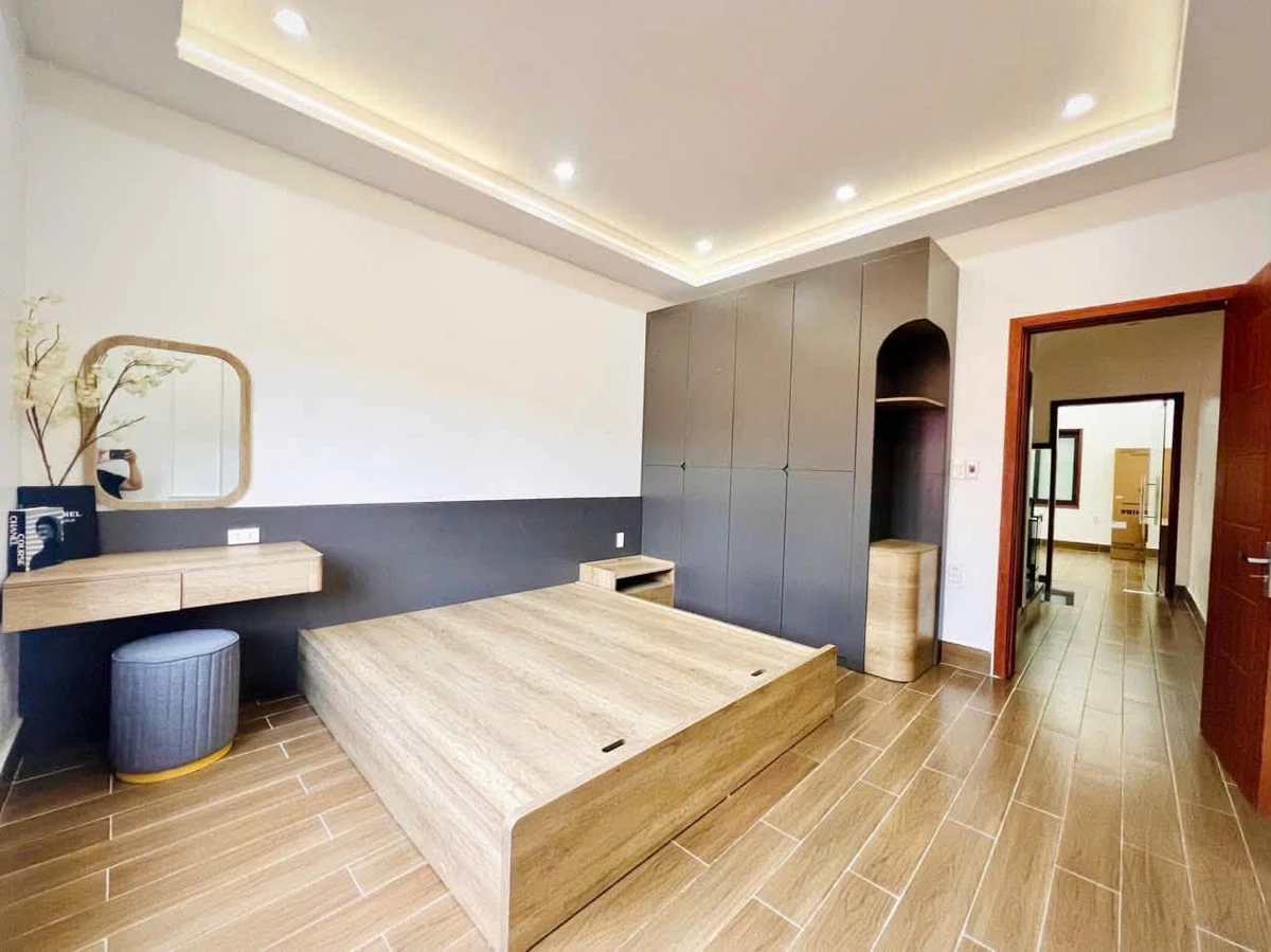 Bán nhà 4 tầng 200m² full nội thất 5.26 tỷ Hồ Sen - Ảnh thu nhỏ 3