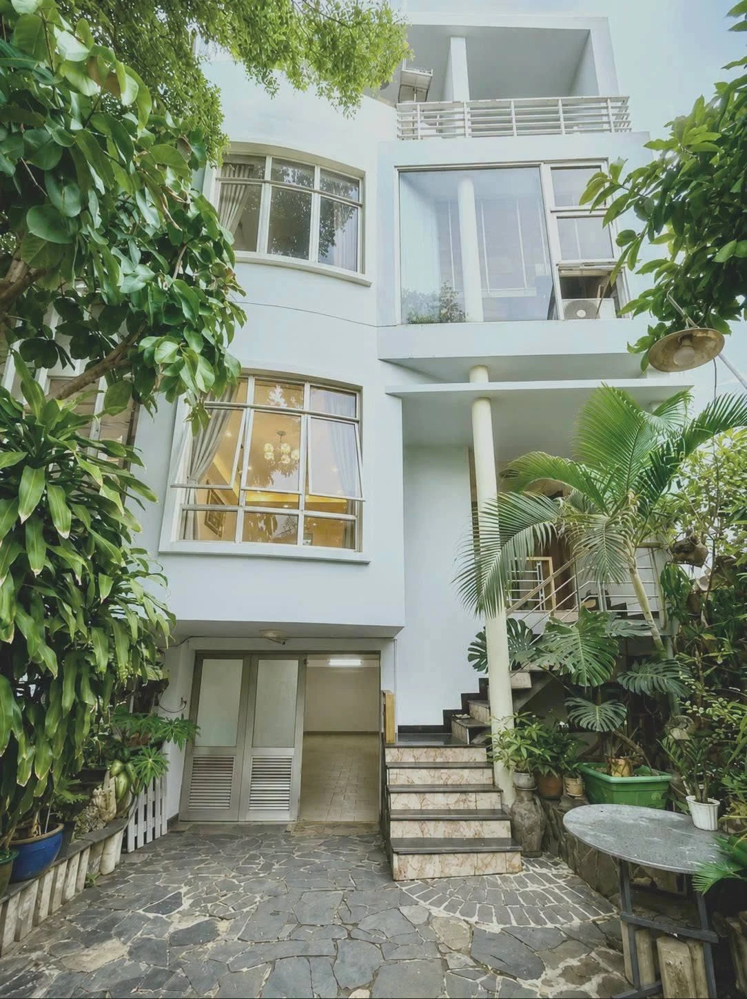 Bán nhà hẻm xe tải Thích Quảng Đức, Phú Nhuận, đất 162m2, hầm trệt 3 lầu, giá 22,5 tỷ - Ảnh 1