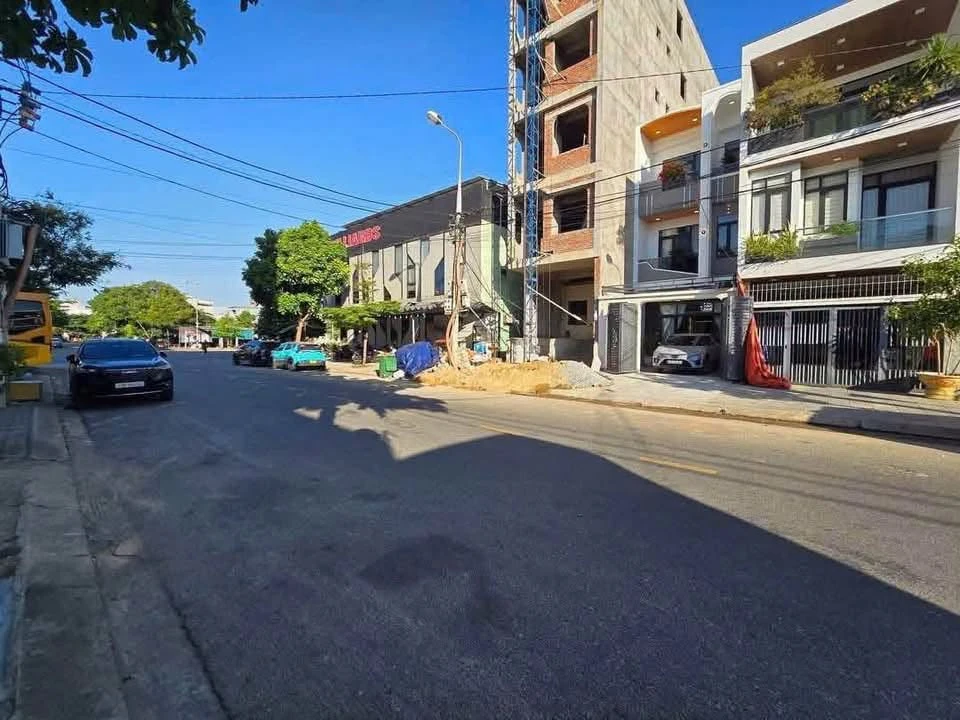 Bán nhà 3 tầng 125m2 đường 10.5m gần bến xe trung tâm, phường Hòa Khánh, Đà Nẵng - Ảnh 1