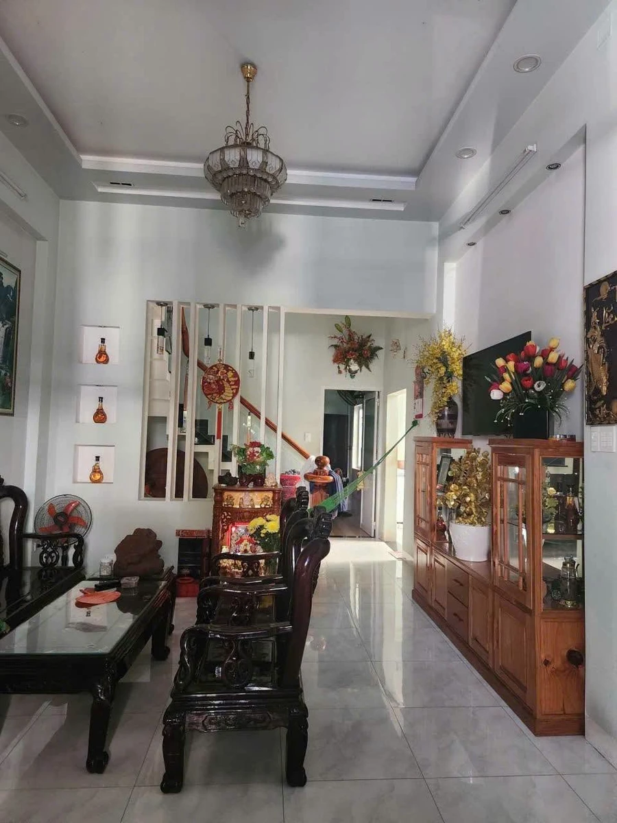 Bán nhà 2 tầng mặt tiền Nguyễn Thị Minh Khai 126m2 - Ảnh 1