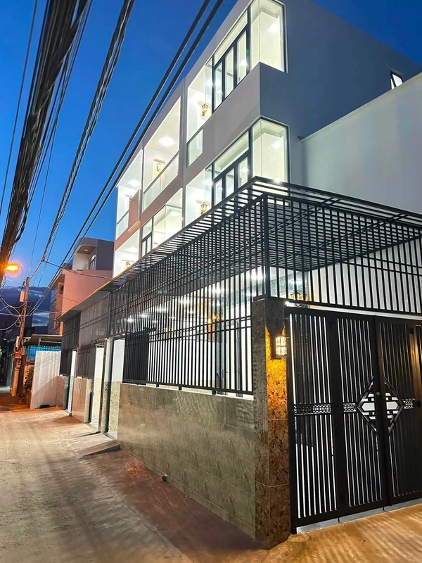 Bán nhà 3 tầng, 4PN, 190m² tại Nha Trang