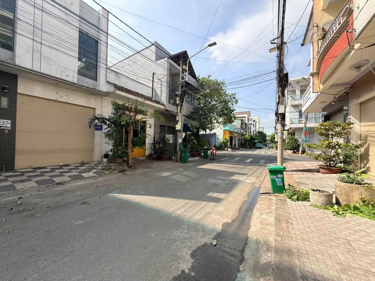 Bán nhà 1 trệt 1 lầu 4x18m khu dân cư D2D, phường Trấn Biên, Đồng Nai giá 5,6 tỷ - Ảnh thu nhỏ 3
