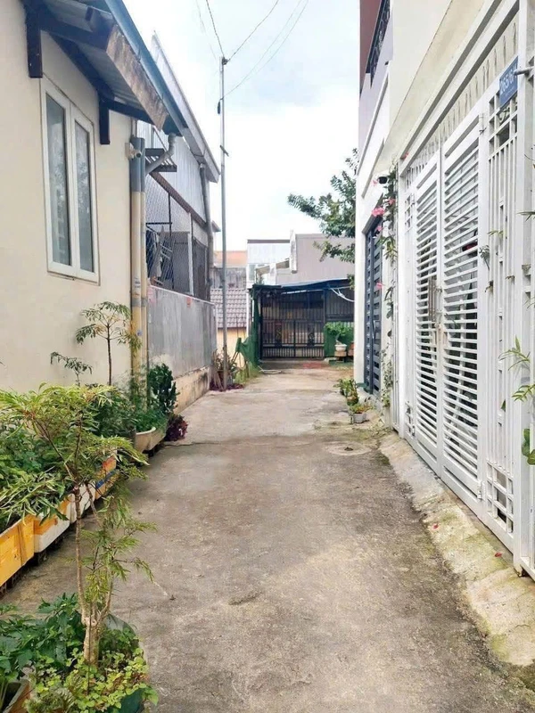 Bán nhà 1 trệt 1 lầu 3PN hẻm xe hơi Trần Chánh Chiếu, Long Toàn, Bà Rịa, giá 2,699 tỷ np558