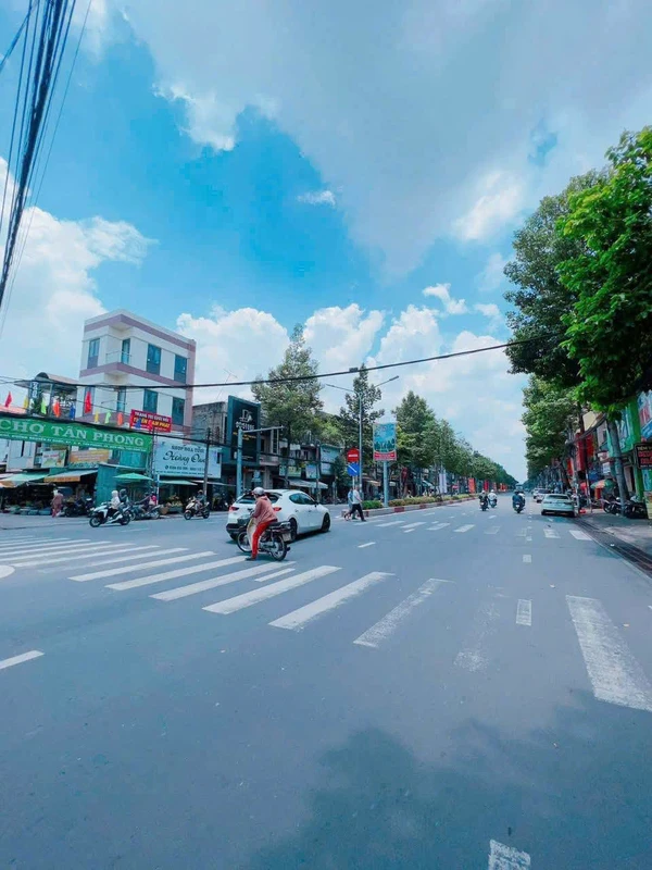 Bán nhà 1 trệt 2 lầu mặt tiền gần chợ Tân Phong, Biên Hòa, 74.5m2, giá 4,9 tỷ