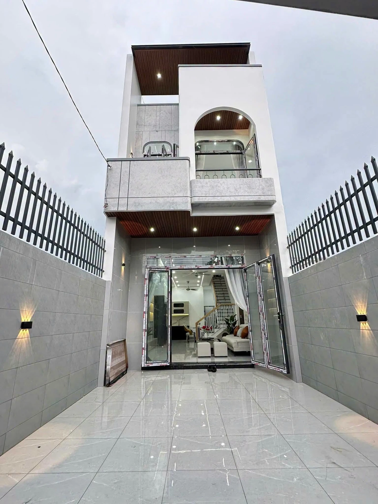 Bán nhà 1 trệt 1 lầu mặt tiền kinh doanh 3PN tặng full nội thất tại Trảng Dài, Đồng Nai - Ảnh 1