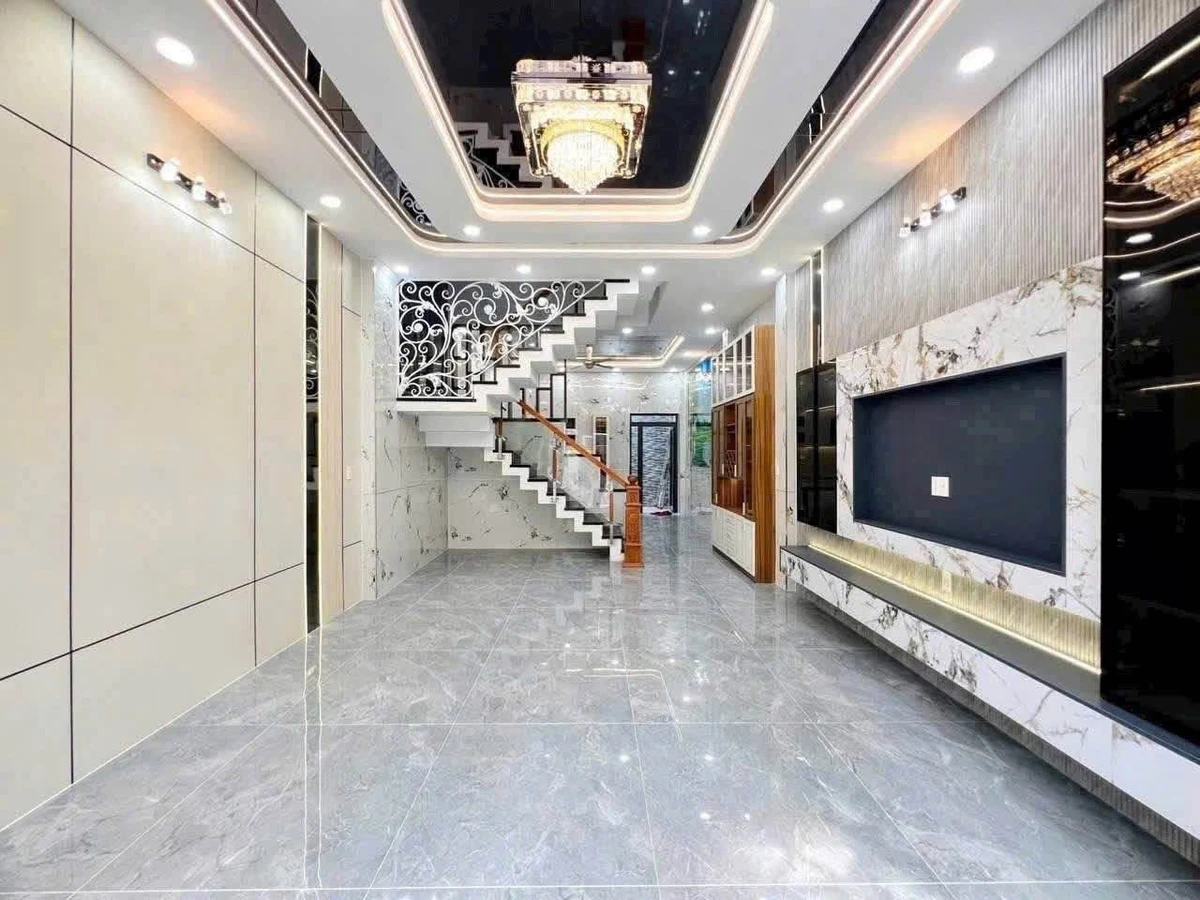 Bán nhà 3 lầu 75m² full nội thất, Quận 12, 5 tỷ 990 triệu - Ảnh thu nhỏ 2