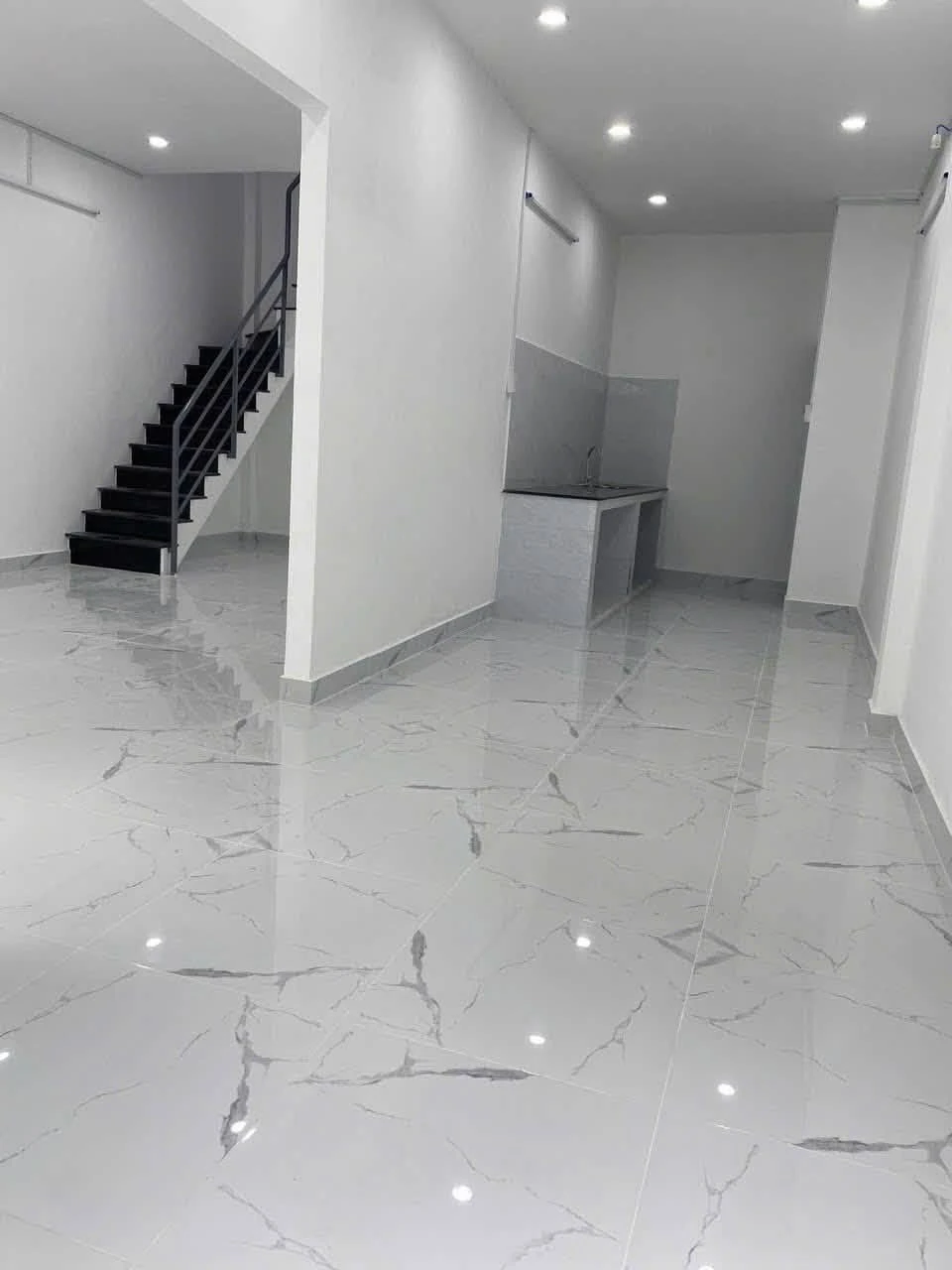 Bán nhà 5.7x8m gần vòng xoay Lê Đại Hành 6.58 tỷ - Ảnh 1