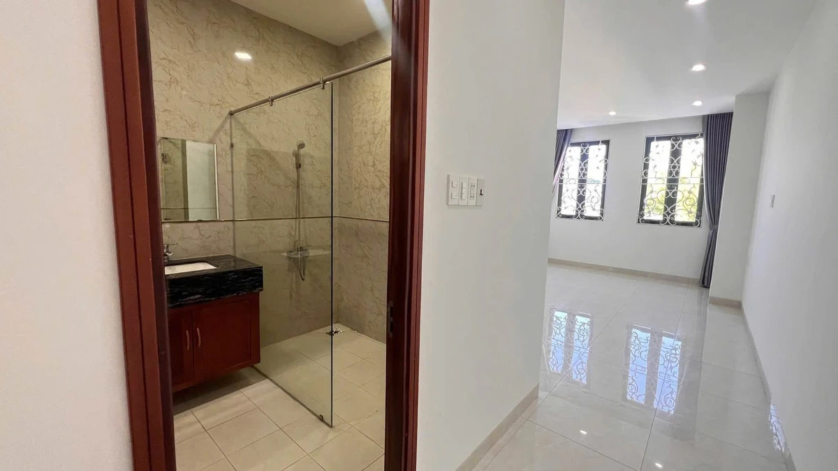 Bán nhà 3 tầng mặt tiền Hồng Lĩnh, Nha Trang, 98m2, 13,5 tỷ - Ảnh thu nhỏ 4