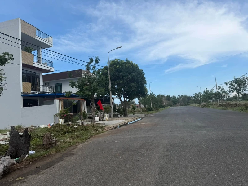 Bán đất 168m2 đường 27m KĐT số 9 sát chợ Điện Ngọc, giá 3,x tỷ