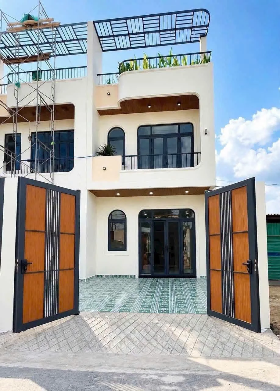 Bán nhà mặt tiền đường nhựa 5x18m, 1 trệt 2 lầu 3PN tại Định Hòa, Thủ Dầu Một, Bình Dương - Ảnh 1