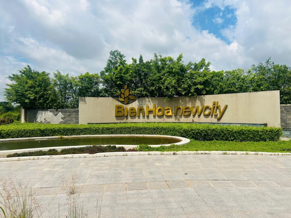 Nền Hưng Vượng 100m2 đối diện công viên giá chỉ 1,8 tỷ bao sang tên, sổ sẵn công chứng ngay - Ảnh 1