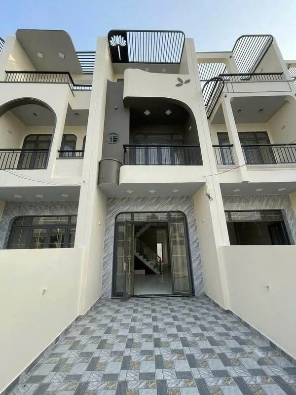 Bán nhà 1 trệt 2 lầu 4PN 90m2 Phước Lý Long An