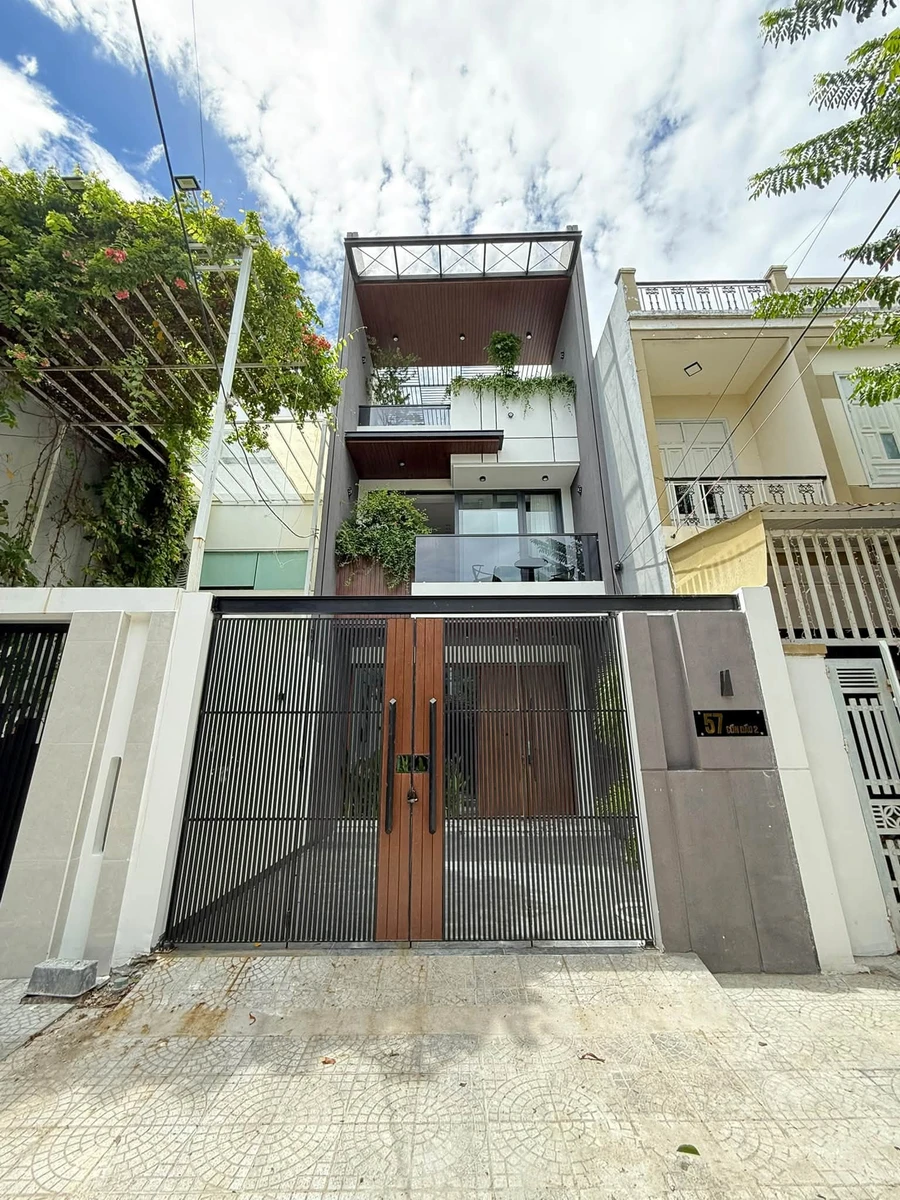 Nhà 3 tầng mặt tiền Hòa Xuân 100m2, dòng tiền 35tr/tháng - Ảnh 1