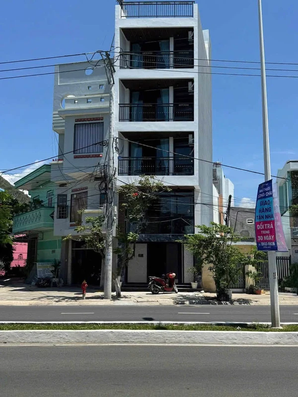 Bán tòa nhà 6 tầng mặt tiền Phạm Văn Đồng, Nha Trang, 249m²
