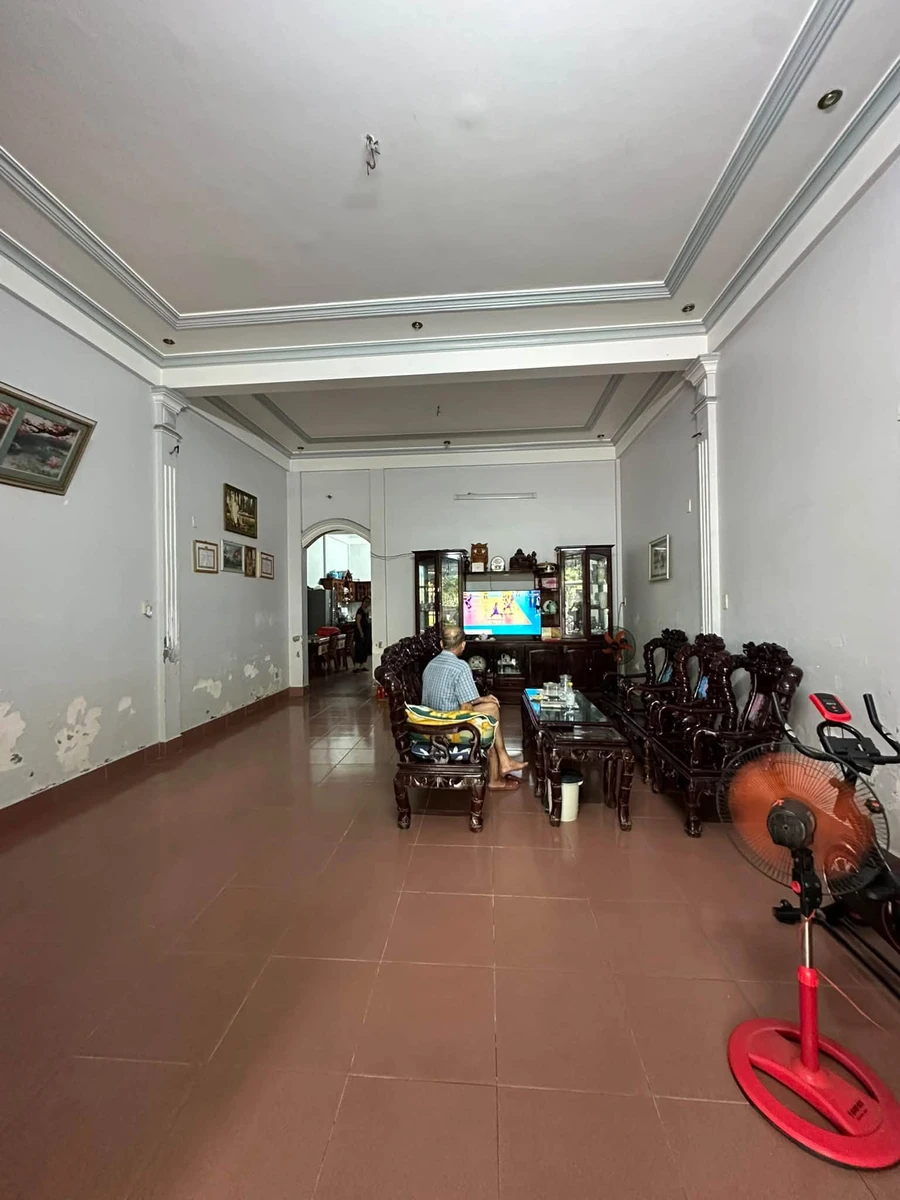 Bán nhà 2,5 tầng 196m2 view hồ Huế - Ảnh 1