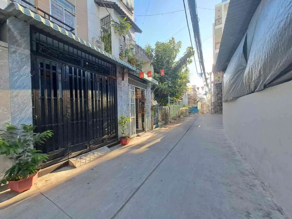 Bán nhà 2 tầng 24m2 sổ hồng riêng hẻm sạch sẽ, khu an ninh Quận 7 giá 2,5 tỷ - Ảnh 1