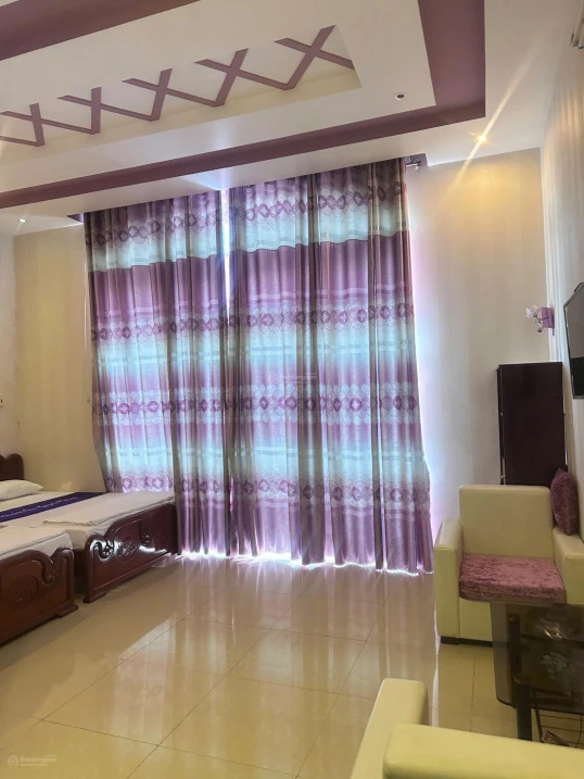 Khách sạn 2 sao có 25 phòng và 4 phòng karaoke cùng sảnh lớn, phòng khách và sân bãi rộng 200m2 - Ảnh 1